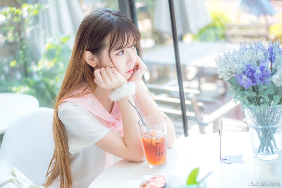 “军师，若事不可违的话，不如……”诸葛亮身边，年轻的马谡看向诸葛亮，犹豫了一下，开口劝道。